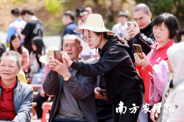 村民正在学习如何使用AI助手。