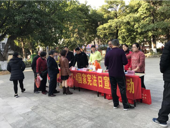 12月4日,源西街道在站前社区开展宪法主题宣传活动
