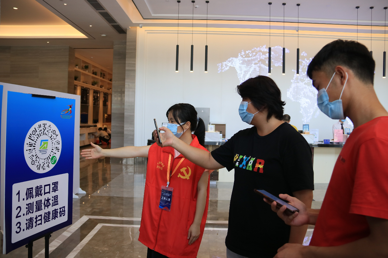 各教练员、运动员进行体温检测、粤康码登记.jpg
