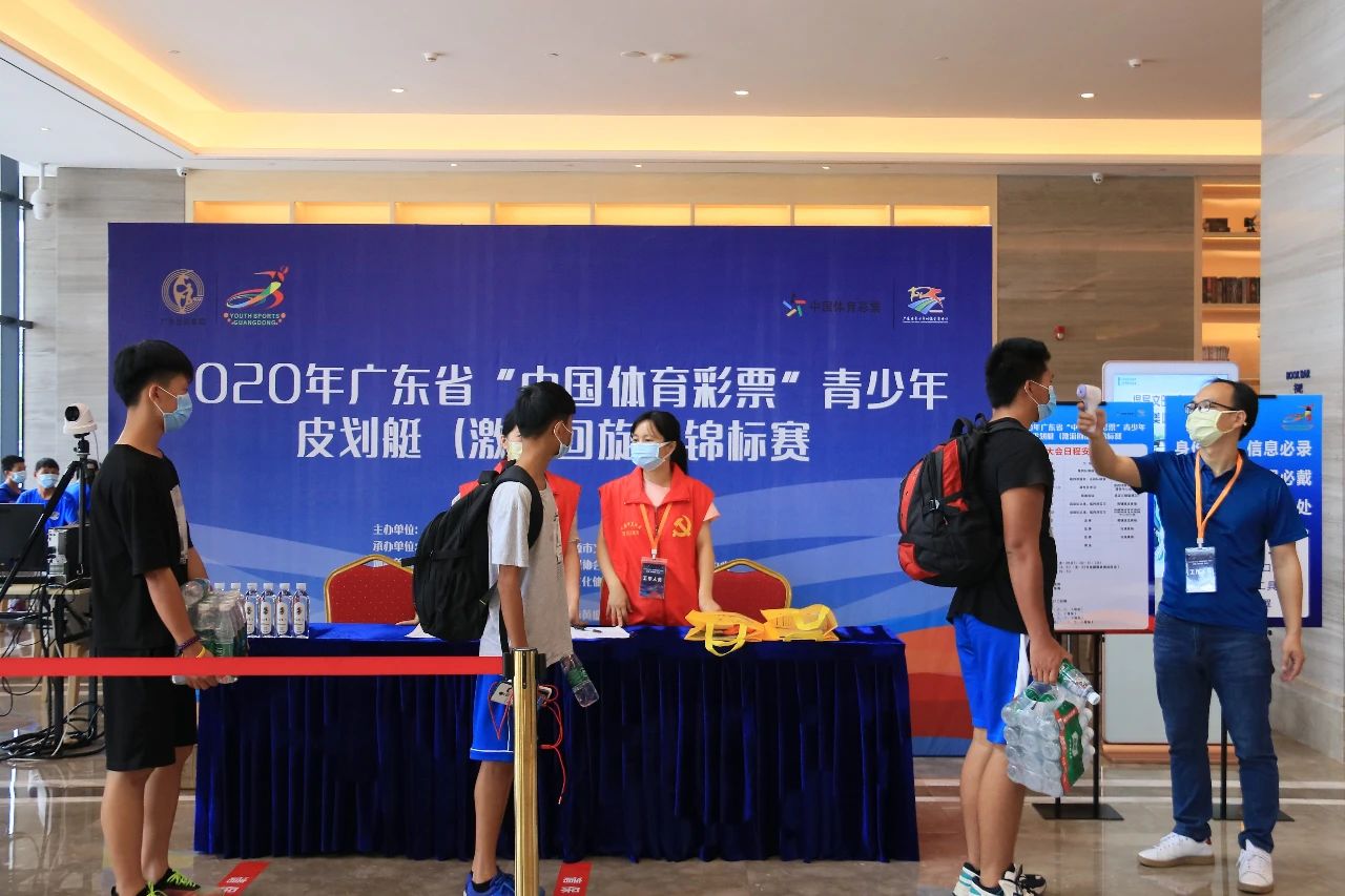 严格落实疫情防控措施，对报到人员进行体温测量.jpg