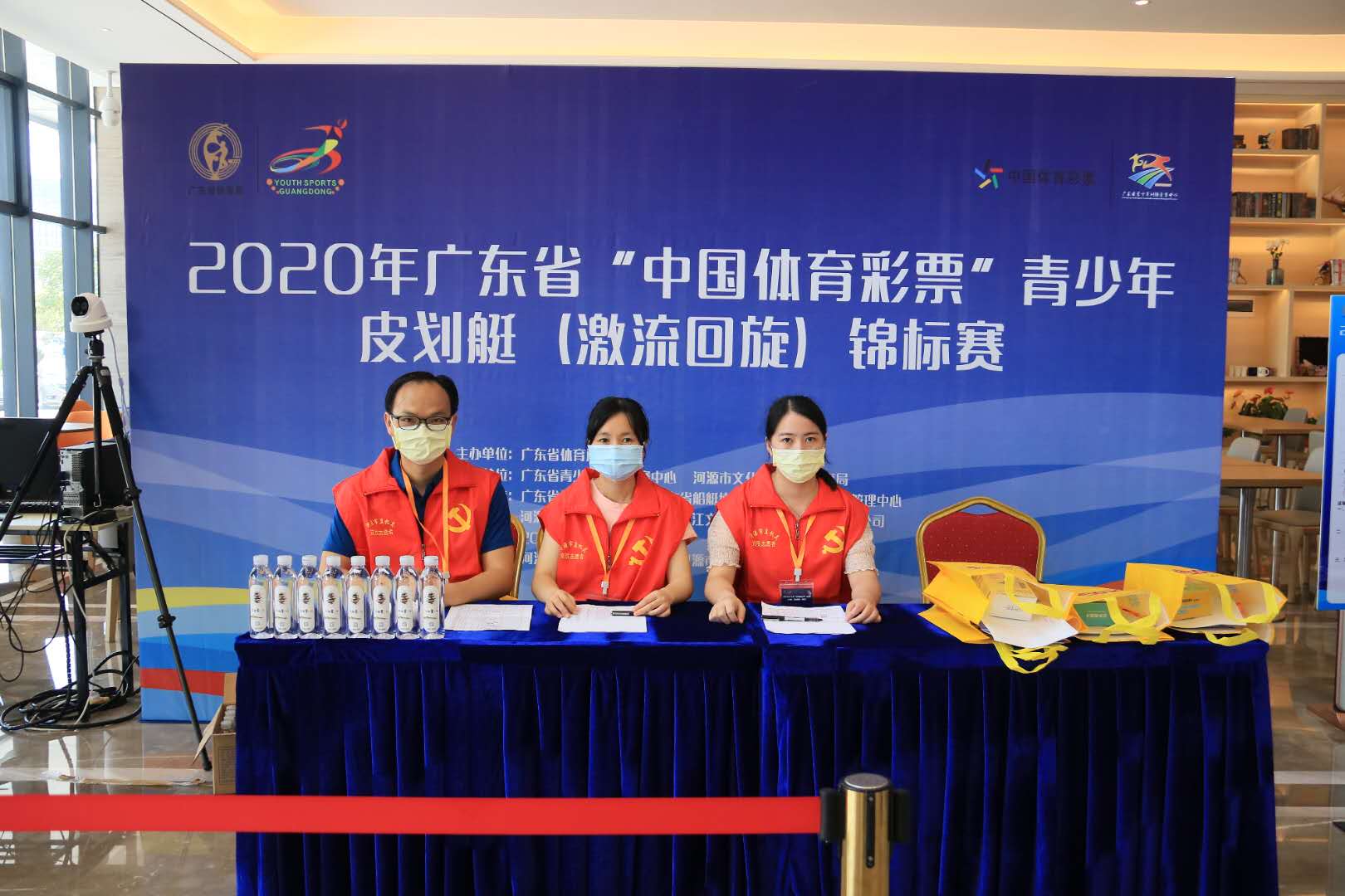 比赛报到点工作人员.jpg
