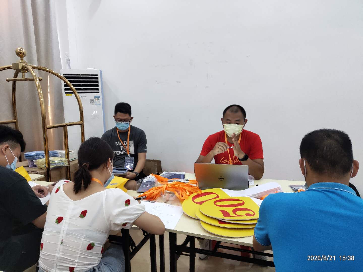 裁判员进行赛前学习培训.jpg