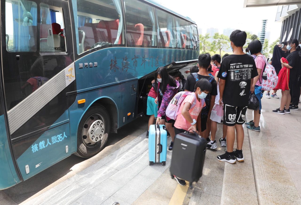 各地参赛队员佩戴口罩陆续抵达河源.jpg