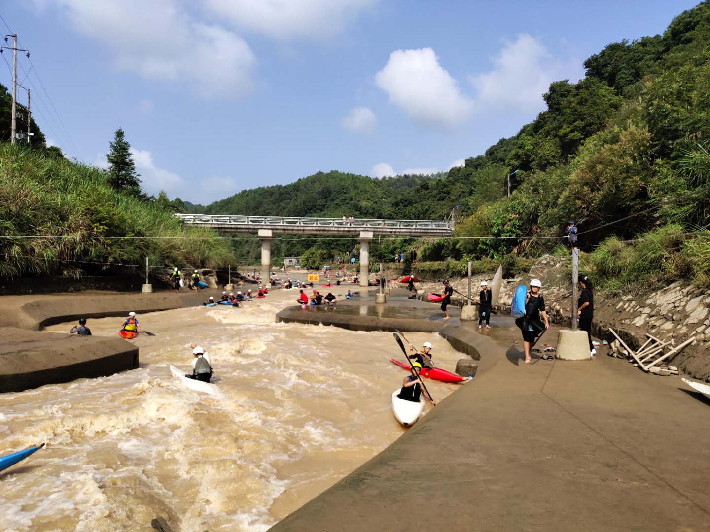 运动员在黄塘激流基地进行赛前训练.jpg