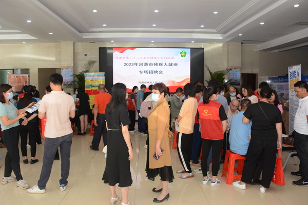 图为招聘会现场.JPG
