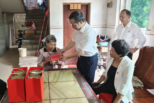 图为慰问现场_调整大小.jpg