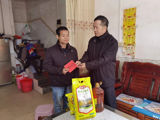 图为市残联党组书记、理事长吴文生在公白镇走访慰问困难重度残疾人_调整大小.jpg