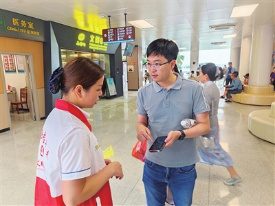 万绿湖景区志愿者热情为游客服务.jpg