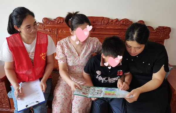 图为家访现场_调整大小.jpg