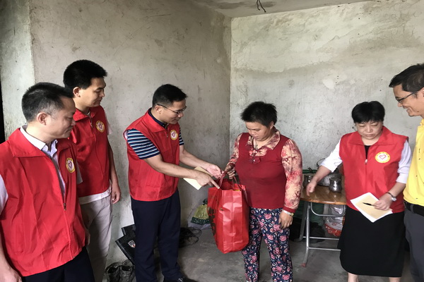 3关心关爱残疾女童志愿服务活动_调整大小.jpg