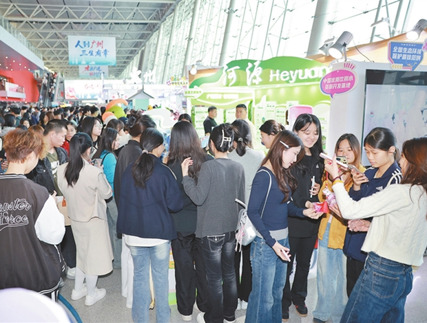 何国森前往“百万英才汇南粤”招聘会现场巡馆调研.png