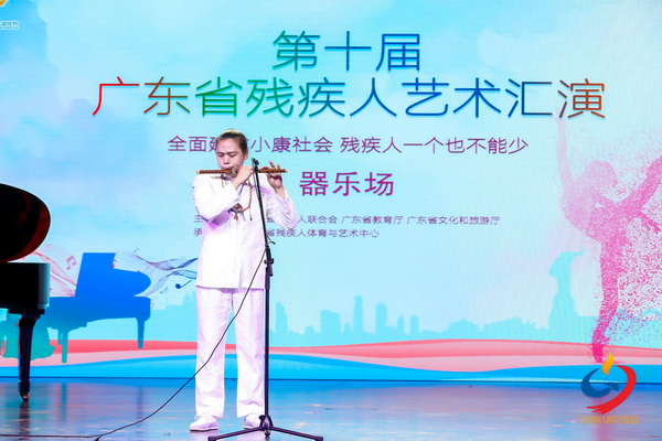 图为邓国龙笛子独奏《洪湖主题随想曲》.jpg