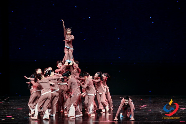 图为河源市博爱学校孩子们表演节目《我听见》.jpg