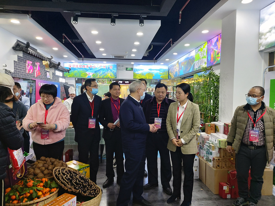 4-2-河源市人民政府副市长赖小卫出席第十一届农博会.jpg