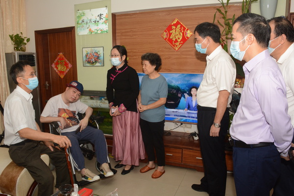 图为慰问残疾人家庭.JPG