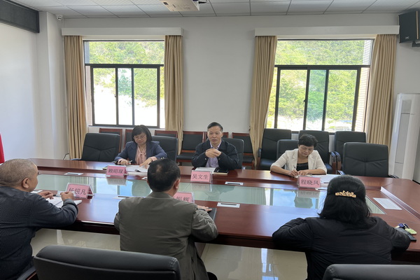 图为座谈会.jpg