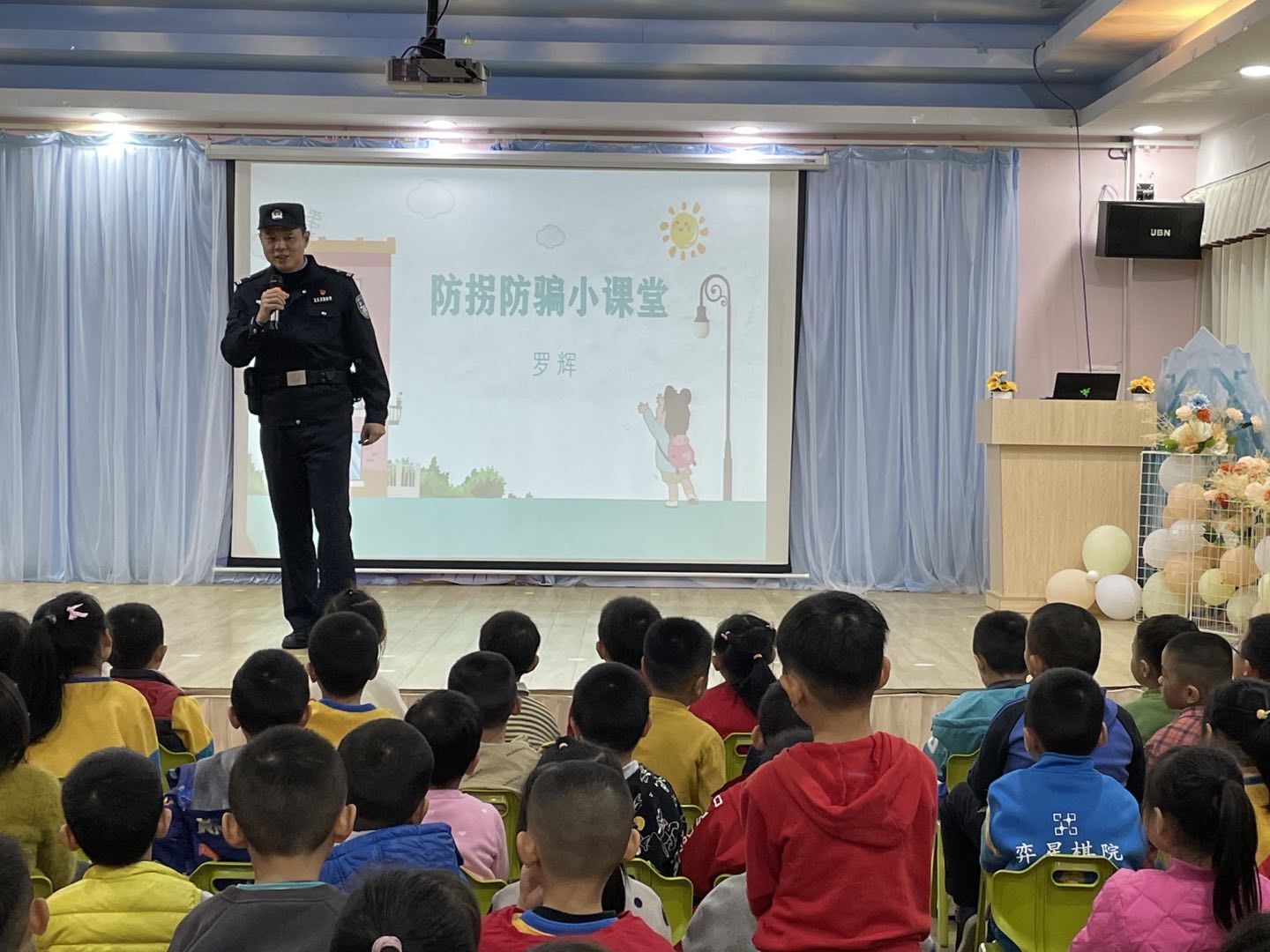 警察叔叔做防拐骗教育4.jpg