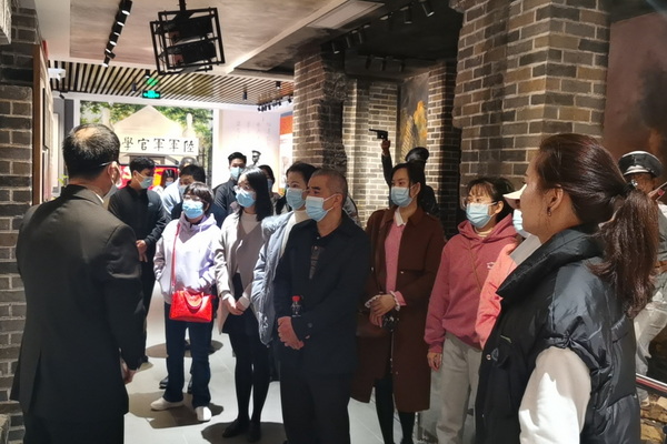 图为参观现场.jpg