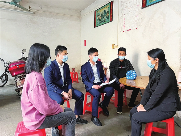 倾力服务保障民生 为群众撑起“暖心伞”.jpg