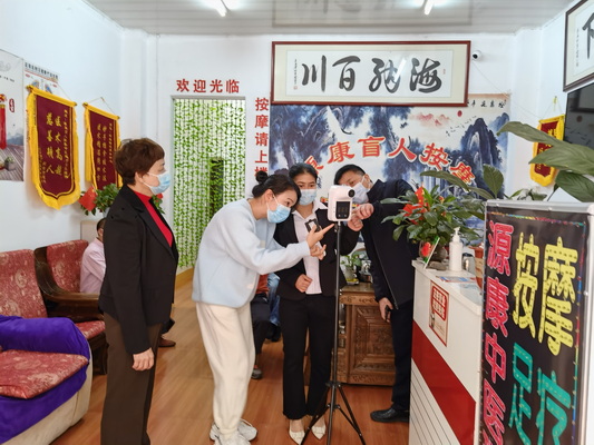 河源市残联党组成员、四级调研员程晓凤督导盲人按摩机构.jpg