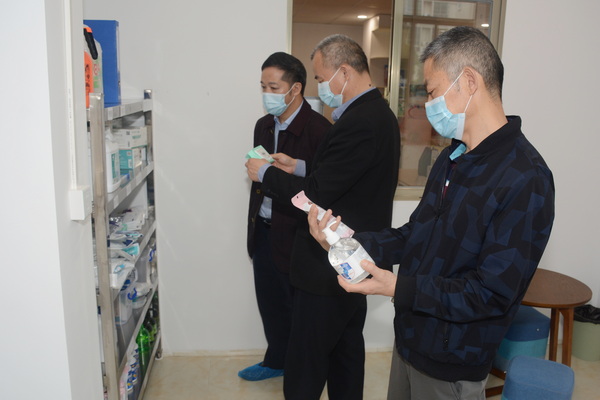 图为查验防疫物资.JPG