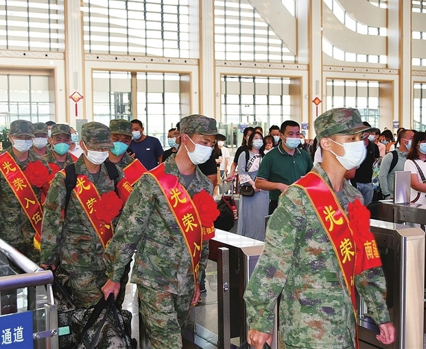 我市欢送新兵奔赴军营.jpg