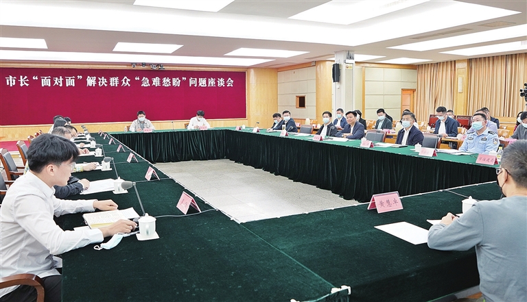 群众代表、人大代表及政协委员聚焦“城市服务”问题各抒己见.jpg