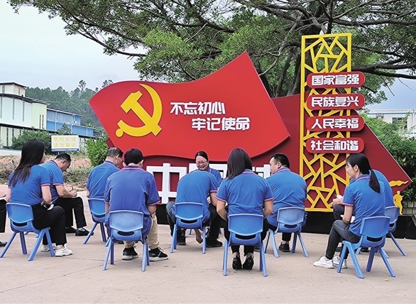 党的二十大代表黄东云 在大榕树下与同事们说见闻、聊学习.jpg