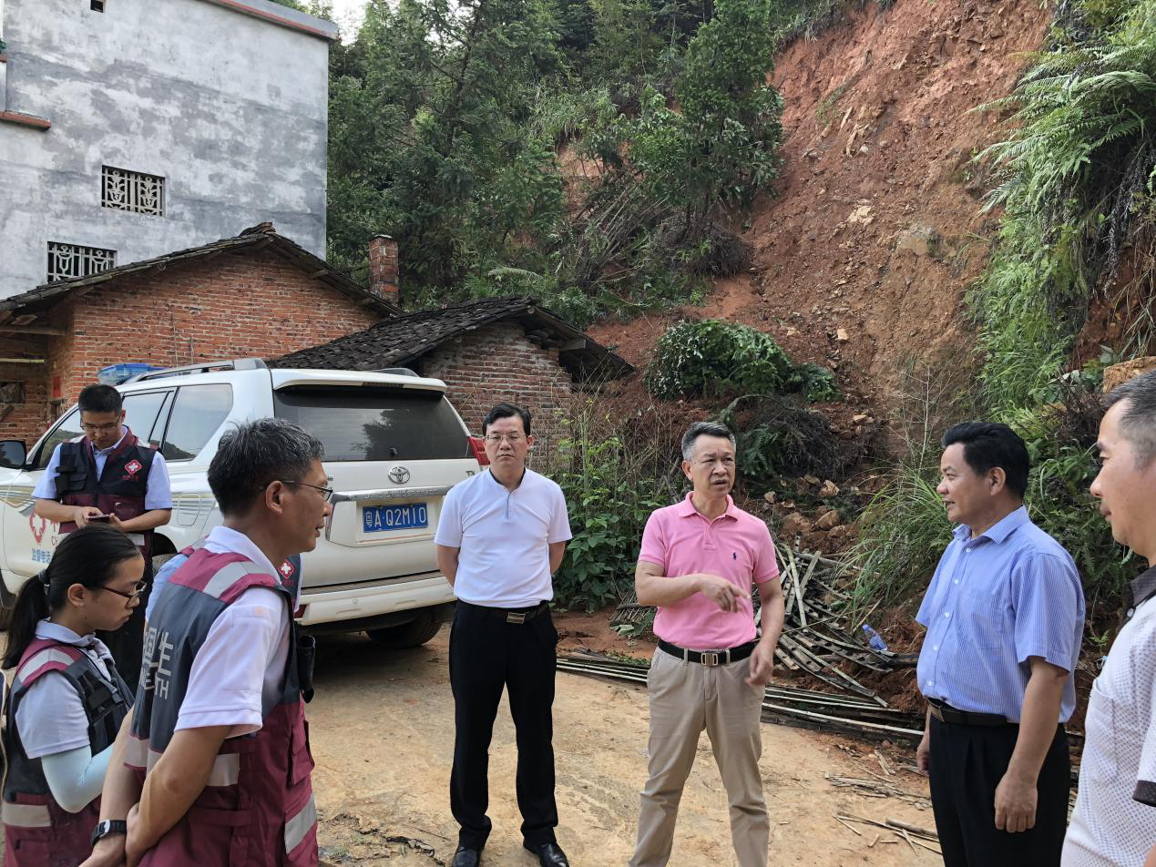 肖振兴在龙川县贝岭镇米贝村现场部署抢险救灾卫生防疫工作