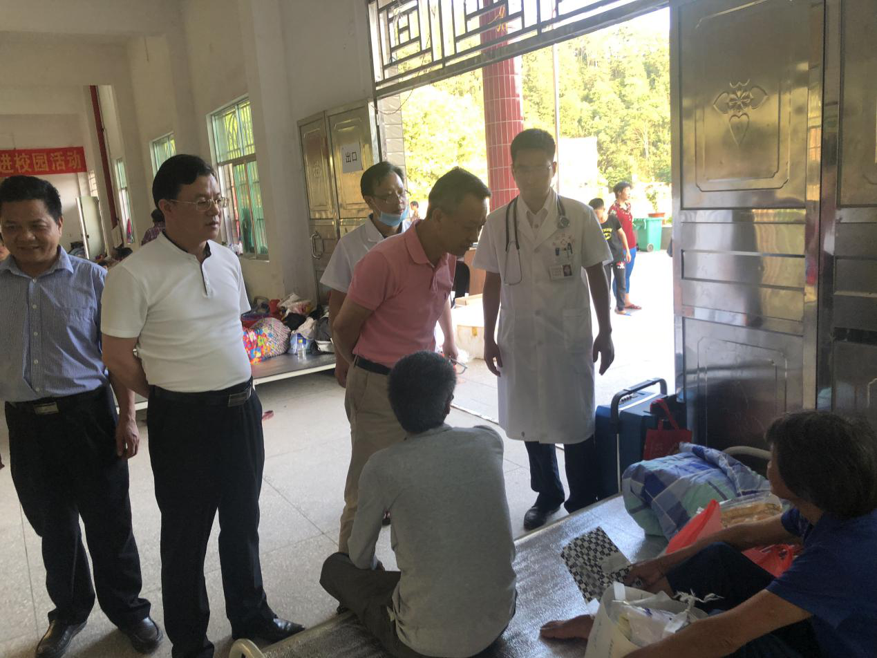 肖振兴到龙川县贝岭镇贝岭中学临时安置点看望受灾灾民